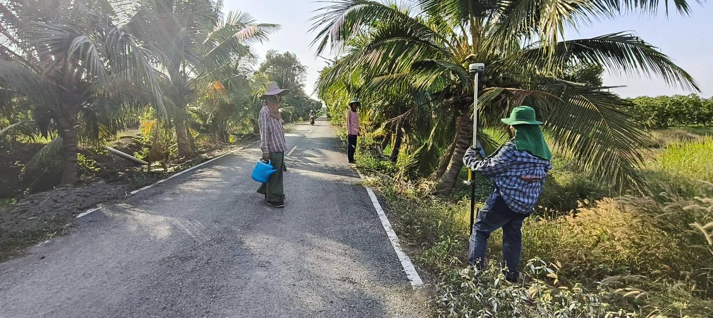 title - นายจักรพงศ์ วรเสฏฐ์ฐากูร นายช่างสำรวจอาวุโส และนายศักดิ์สิทธิ์ พรายระหาร ผู้ช่วยนายช่างสำรวจ ดำเนินการรังวัด ตามที่องค์การบริหารส่วนตำบลบึงชำอ้อ ขออนุญาตใช้ที่ดินเพื่อกิจการสาธารณูปโภค ในเขตปฏิรูปที่ดิน เพื่อปรับปรุงถนนท้ายซอยปฏิรูปที่ 1-12 กลุ่มที่ 152 ตำบลบึงชำอ้อ อำเภอหนองเสือ จังหวัดปทุมธานี